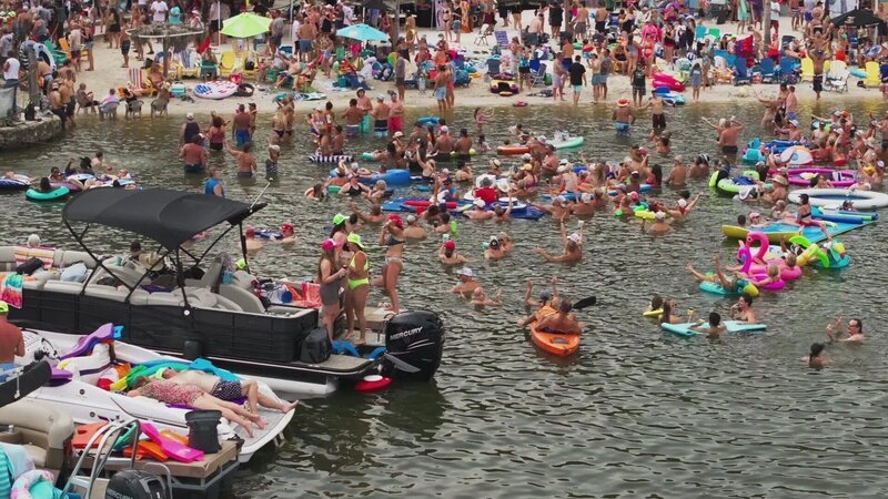 People relax at Lake of the Ozarks – Bild: Lucky 8 /​ A&E Network