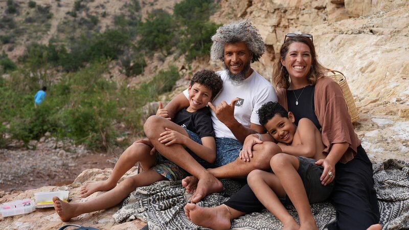 Janina Maurus führt gemeinsam mit ihrem Mann Aziz ein Surfhotel in Tamraght. – Bild: ZDF