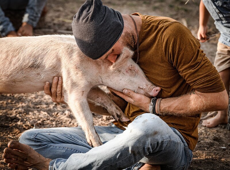 Danny Ritzinger und Schweinchen. – Bild: Tom Schneider / BR / BR/Tom Schneider Danny Ritzinger und Schweinchen. – Bild: Tom Schneider / BR / BR/Tom Schneider