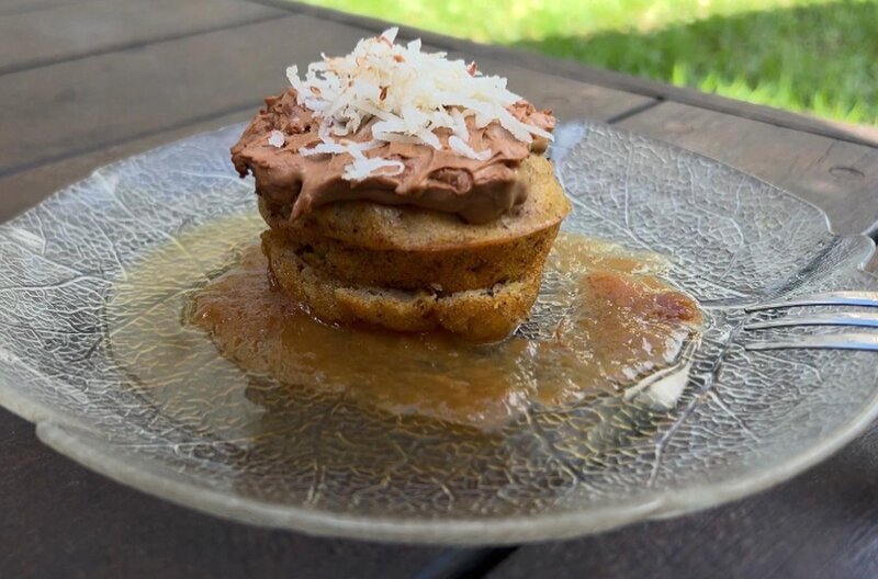 In Manaus werden Bananenkekse mit Cupuaçu-Pulver gebacken, mit Crème bestrichen und mit Paranüssen bestreut. – Bild: ARTE F /​ Elephant Doc /​ Elephant Doc