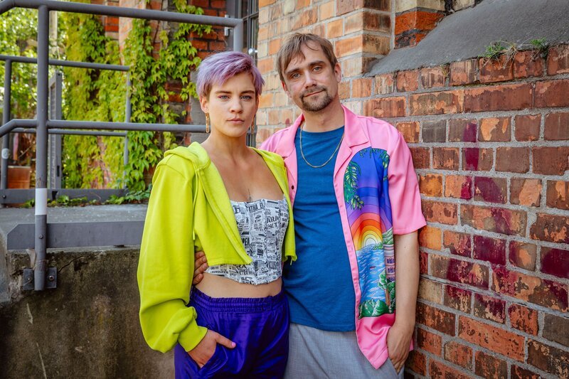 Ellinor Vogel als Indira und Alexander Freund als Schmidti – Bild: RTLZWEI /​ Andreas Zitt