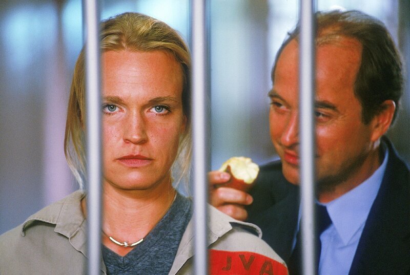 Simone (Susanne Schlenzig) bittet Kittler (Egon Hofmann) um Freigang. Doch nachdem der Lottodeal geplatzt ist, sinnt Kittler auf Rache und verlangt von Simone eine demütigende Gegenleistung … – Bild: RTL