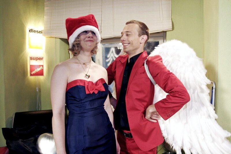 Jürgen (Oliver Bokern, r.) und Doreen (Alexandra Seefisch, l.) haben jede Menge Spaß an Weihnachten. – Bild: SAT.1 /​ Noreen Flynn
