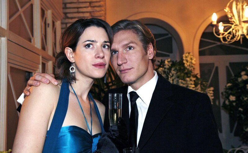 Nora (Julia Malik, l.) und ihr Mann Sven (Matthias Gall, r.) gehen gemeinsam ins neue Jahr. – Bild: SAT.1
