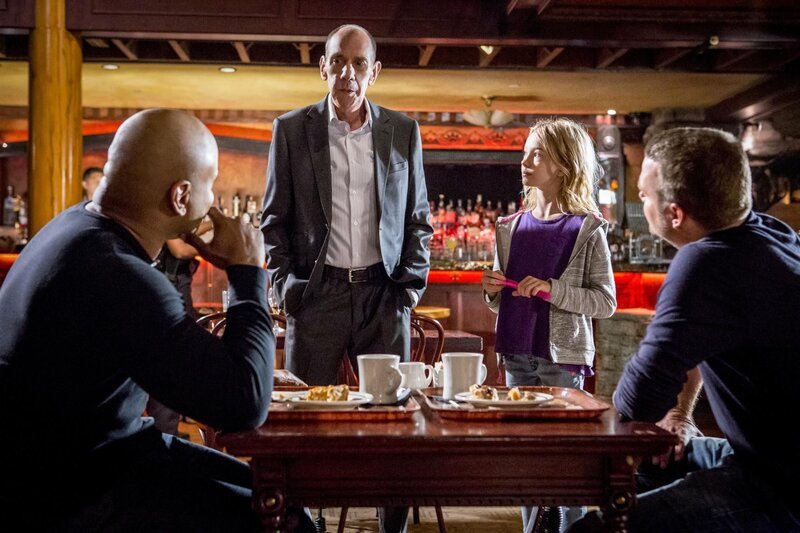 Granger (Miguel Ferrer, 2.v.l.), Callen (Chris O’Donnell, r.), Sam (LL Cool J, l.) und das restliche Team müssen einen neuen Fall lösen. Dabei bekommen sie Hilfe von Nadia (Shree Crooks, 2.v.r.), der Tochter des Opfers … – Bild: CBS Broadcasting, Inc. /​ Paul Sarkis