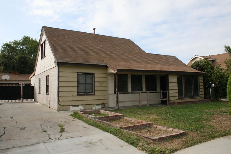 Die Makler gehen bei ihrem nächsten Kauf ein großes Risiko ein, denn da die heruntergekommene Immobilie zum Zeitpunkt des Kaufs noch bewohnt ist, können sie das Haus nicht besichtigen&nbsp;… – Bild: © 2015, HGTV/​Scripps Networks, LLC. All Rights Reserved