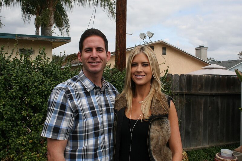Tarek (l.) und Christina (r.) entdecken eine Immobilie in Fullerton. Die Lage spricht für das Haus, doch der aufgerufene Kaufpreis lässt die Makler zweifeln. Zurecht? – Bild: © 2015, HGTV/​Scripps Networks, LLC.