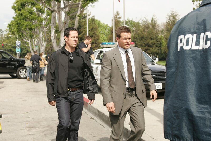 Auf der Suche nach dem skrupellosen Briefbombenmörder: Don (Rob Morrow, l.) und Colby (Dylan Bruno, r.) … – Bild: © Paramount Network Television