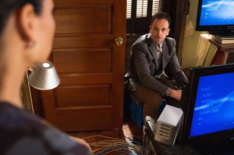 Ermitteln in einem neuen Fall: Holmes (Jonny Lee Miller, r.) und Watson (Lucy Liu, l.) … – Bild: CBS Television