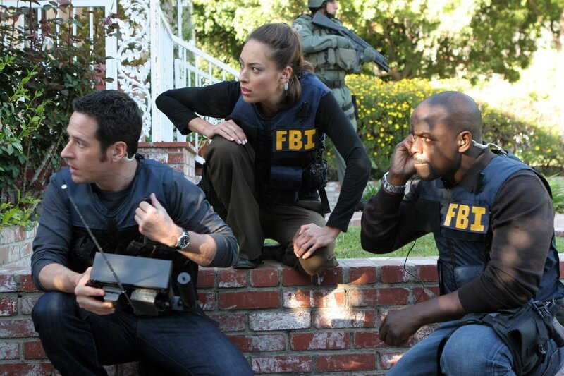 Don (Rob Morrow, l.), Special Agent Liz Warner (Aya Sumika, M.) und David (Alimi Ballard, r.) ermitteln in einem neuen Fall … – Bild: © Paramount Network Television