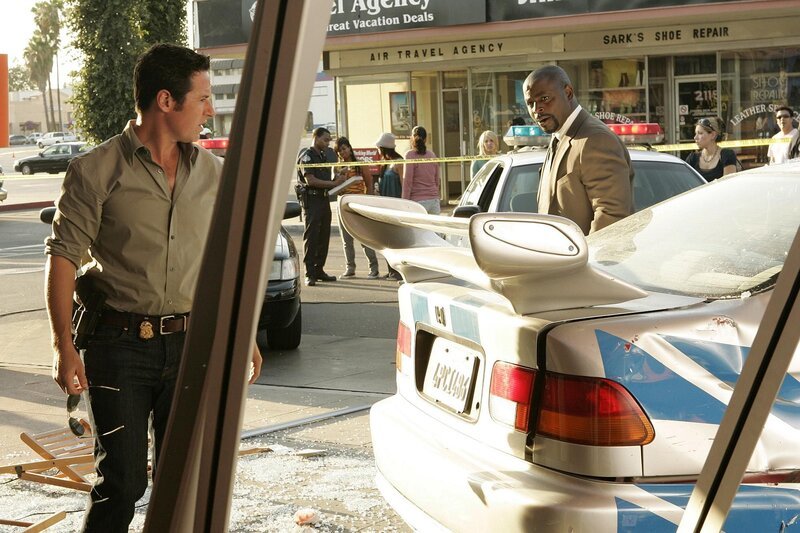 Nachdem ein Auto in ein voll besetztes Straßencafe gekracht ist, machen sich Don (Rob Morrow, l.) und David (Alimi Ballard, r.) auf die Suche nach Hinweisen über den Unfallhergang … – Bild: © Paramount Network Television
