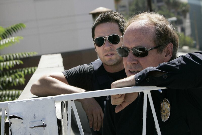 Gemeinsam versuchen Don Eppes (Rob Morrow, l.) und Lt. Gary Walker (Will Patton, r.) einen Täter, der mehrere Bankschließfächer aufgebrochen hat, zu stellen … – Bild: © Paramount Network Television