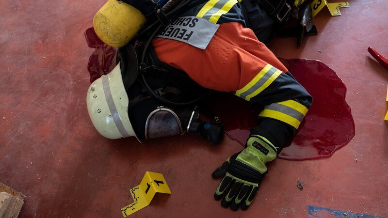 Während eines Einsatzes der Freiwilligen Feuerwehr wird ein Kamerad erschlagen – mit dem eigenen Feuerwehrbeil. Das Opfer war in der Truppe oftmals durch seine rassistische Haltung aufgefallen. Könnte einer der Kameraden die Tat begangen haben? – Bild: ZDF