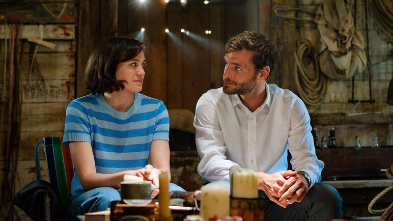 Gefangen in einer alten Fischerhütte müssen sich Clare Ridley (Milena Straube) und Josh Harding (Vinzenz Wagner) ihrer Vergangenheit stellen. – Bild: Steve Tanner /​ ZDF und Steve Tanner