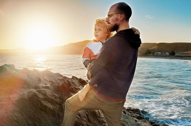 Der junge Witwer Max ist mit seinem Sohn Phileas unterwegs durch Spanien auf einer langen Reise zu sich selbst. Er möchte die Trauer hinter sich lassen und eine neue Verbindung zu seinem Sohn aufbauen. – Bild: SWR/AV Medien Der junge Witwer Max ist mit seinem Sohn Phileas unterwegs durch Spanien auf einer langen Reise zu sich selbst. Er möchte die Trauer hinter sich lassen und eine neue Verbindung zu seinem Sohn aufbauen. – Bild: SWR/AV Medien