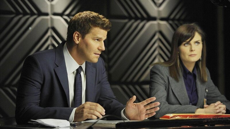 Booth (David Boreanaz) und Brennan (Emily Deschanel) befragen eine Tatverdächtige zu ihrer Affäre mit dem Opfer. – Bild: RTL /​ FOX