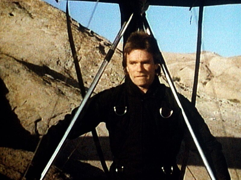MacGyver (Richard Dean Anderson) hat sich mit einem Drachen vor seinen Verfolgern in Sicherheit gebracht. – Bild: Kabel Eins Classics