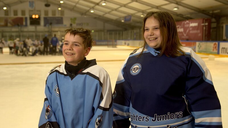 Justin und Maxi nach dem erfolgreichen, gemeinsamen Eishockey-Spiel. – Bild: MDR/​Cine Impuls