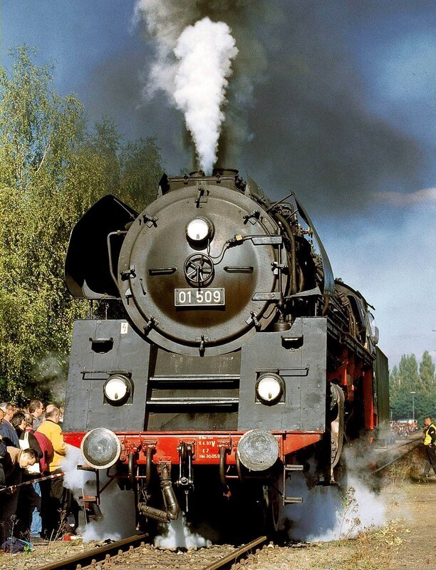 Der Eisenbahn-Romantik-Express, gezogen von zwei mächtigen Schnellzugdampf-Lokomotiven. – Bild: SWR