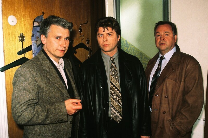 Rudolf Wittemeiner (Alexander Pelz) wird der Ermordung eines Kindes verdächtigt. Kriminalkommissar Wolniok (Uwe Fellensiek) und und sein Kollege Hauptkommissar Kehler (Wolfgang Bathke) verhören ihn. – Bild: RTLplus