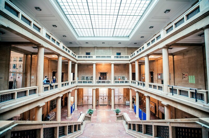 Die Eingangshalle der Hochschule für Musik und Theater, in der der Musik-Wettbewerb ausgetragen wird. – Bild: BR/Fabian Stoffers Die Eingangshalle der Hochschule für Musik und Theater, in der der Musik-Wettbewerb ausgetragen wird. – Bild: BR/Fabian Stoffers