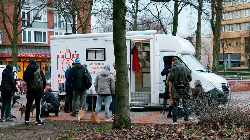 Einsatz auf der Straße: Das ArztMobil steuert jedes Wochenende Hamburger HotSpots an. – Bild: NDR/Timo Gramer VP Vollprogramm FFP GmbH Einsatz auf der Straße: Das ArztMobil steuert jedes Wochenende Hamburger HotSpots an. – Bild: NDR/Timo Gramer VP Vollprogramm FFP GmbH