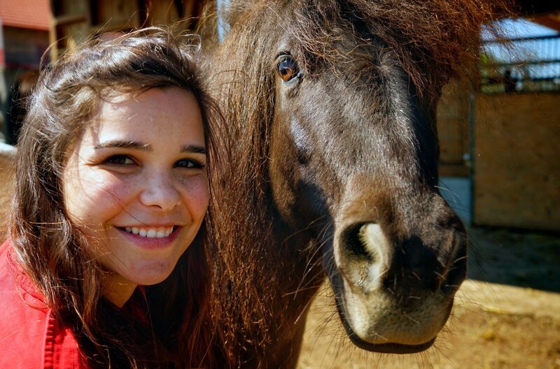 Bei ihrem Besuch auf dem Reiterhof lernt Anna die Shetlandpony-Dame Carima kennen. Weiteres Bildmaterial finden Sie unter www.br-foto.de. – Bild: BR/​Text + Bild Medienproduktion/​Franziska Gruber