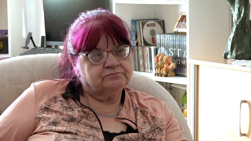 Brigitte freut sich für Damian, mahnt ihn jedoch eindringlich, nicht wieder so oft krank zu werden und den Job nicht erneut zu riskieren. – Bild: RTLZWEI – Recht zum Abdruck/​Darstellung zeitlich/​sachlich beschränkt auf die Bewerbung der Sendung