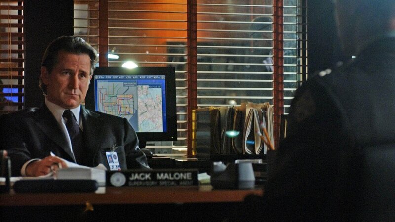 Jack Malone (Anthony LaPaglia) und sein Team erhalten einen neuen Auftrag … – Bild: Warner Bros. Entertainment Inc. & CBS Studios Inc.