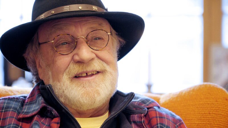 Wolfi Fischer. Jahrelang sucht Wolfi Fischer die Anerkennung und Liebe seiner Mutter. Doch Elfi Pertramer ist als Schauspielerin und Regisseurin mit anderen Dingen beschäftigt. Erst die Sicherheit und Geborgenheit seiner großen Liebe Anne geben Wolfi die Kraft, seinen eigenen Weg zu gehen. – Bild: BR/​Sandra Wiest