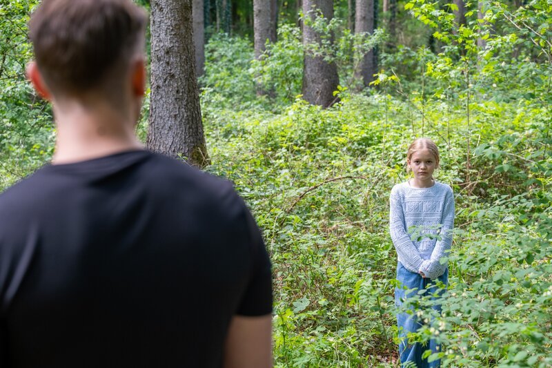 Bei einem Kindergeburtstag entfernt sich ein Mädchen von der Gruppe – und gerät prompt in die Fänge eines Pädophilen. – Bild: Saskia Pavek /​ ZDF und Saskia Pavek /​ Honorarfrei – nur für diese Sendung inkl. SocialMedia bei Nennung ZDF und Saskia Pavek.