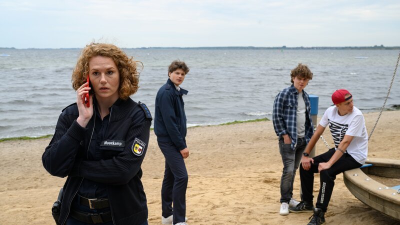 Paula Moorkamp (Stella Hinrichs, l.) und Eddi Jansons (Gustavs Gailus, 2.v.l.) können die beiden Jugendlichen schließlich ausfindig machen. Doch Rune Laschert (Ludwig Senger, r.) und Mats Köhler (Jonas Kaufmann, 2.v.r.) streiten jede Beteiligung an einem Mord ab. – Bild: ZDF /​ Meyerbroeker
