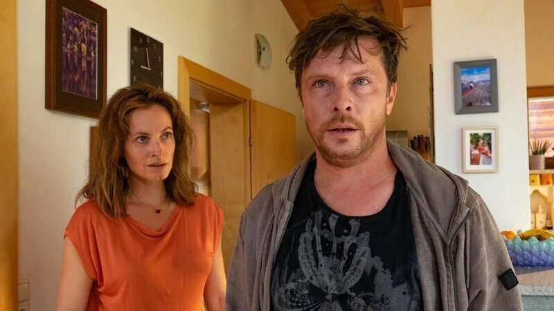 Immer wieder taucht Holger Brandstetter (Florian Panzner) aggressiv und verwirrt im Haus seiner Frau Miriam (Dagny Dewath) auf. – Bild: The Movie Database