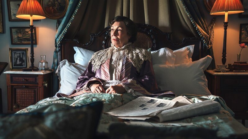 Lady Tressilian (Anjelica Huston) – Bild: AXN White