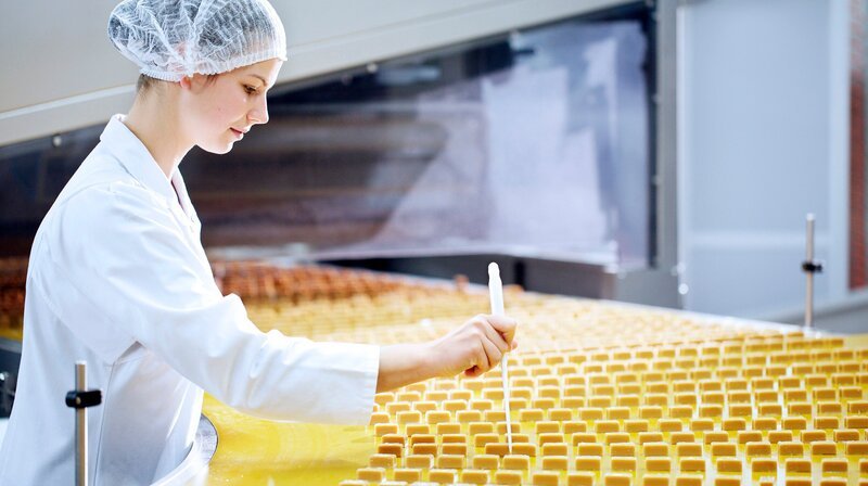 Toffee Tec, produziert mit 400 Mitarbeitern rund um die Uhr, von Montagmorgen bis Samstagnacht. – Bild: NDR/​Cinecentrum/​Sweet Tech GmbH