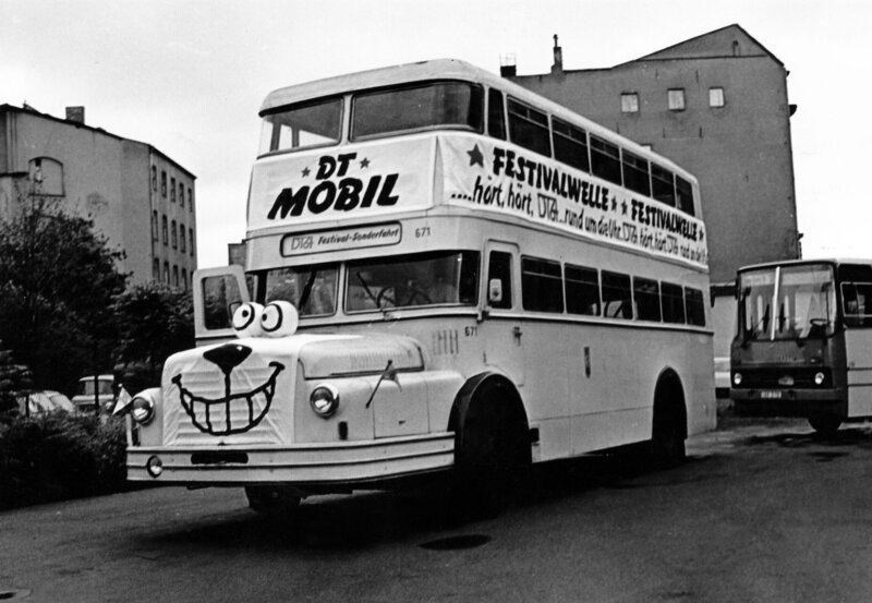 MDR Fernsehen DT 64 – ROCK’N’ROLL UND FDJ, am Sonntag (11.05.14) um 22:05 Uhr. Festivalmobil vom Jugendfestival in Berlin 1984 – Bild: MDR/Andrea Hein/Sammlung Jörg Wagner MDR Fernsehen DT 64 – ROCK’N’ROLL UND FDJ, am Sonntag (11.05.14) um 22:05 Uhr. Festivalmobil vom Jugendfestival in Berlin 1984 – Bild: MDR/Andrea Hein/Sammlung Jörg Wagner