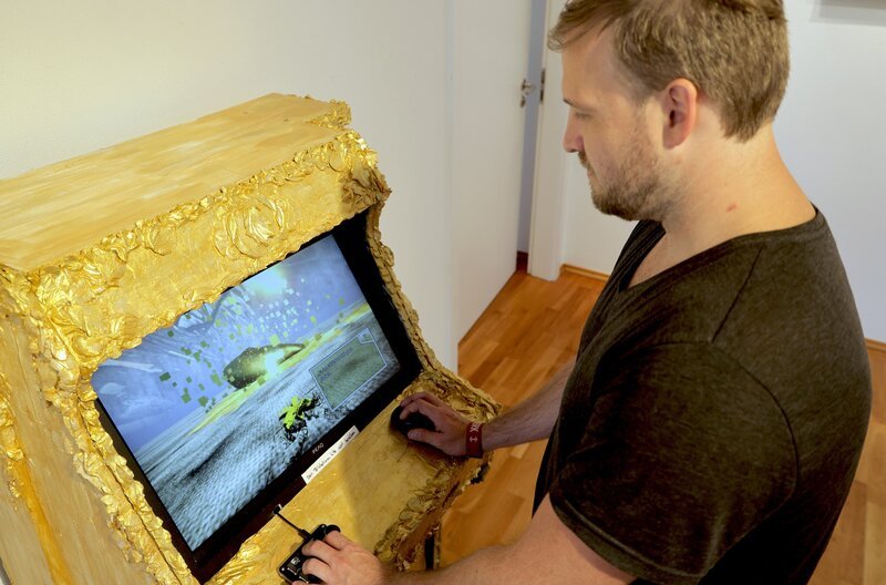 Benjamin Burkard probiert gerade die erste Version seines neuen Kunst-Videospiels „The Painting“ aus. – Bild: SRW/​ Marc Francke /​ SWR Presse/​Bildkommunikation