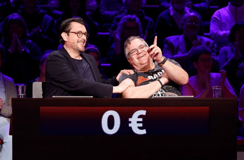 Rateteam-Kapitän Elton (r.) und der österreichische Schauspieler Hary Prinz (l.) bilden ein Rateteam. – Bild: ARD/​Morris Mac Matzen
