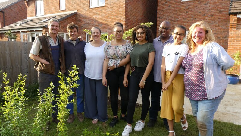 Das Team ist in Ibstock in der Grafschaft Leicestershire, um einen grill-, back- und jugendfreundlichen Garten zu gestalten. – Bild: RTL