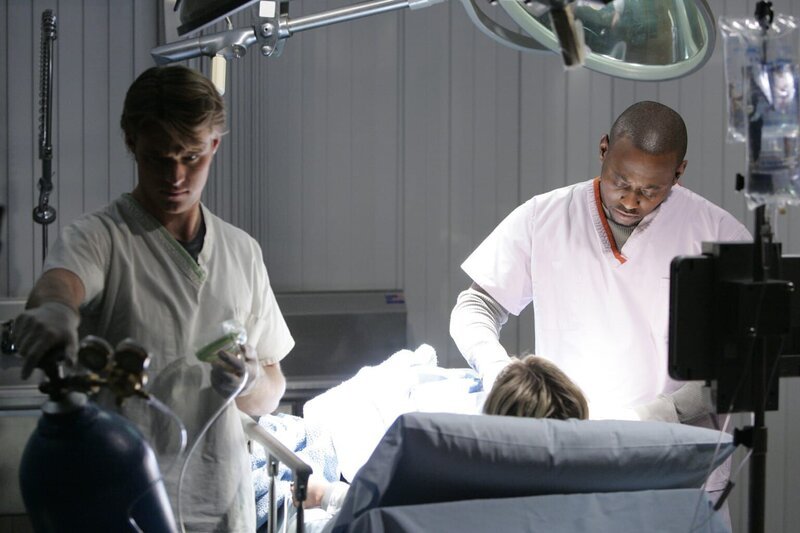 Führen umfangreiche Tests an einer Patientin durch, die über kein Schmerzempfinden verfügt: Dr. Robert Chase (Jesse Spencer, l.) und Dr. Eric Foreman (Omar Epps, r.) – Bild: NBC Universal, Inc.