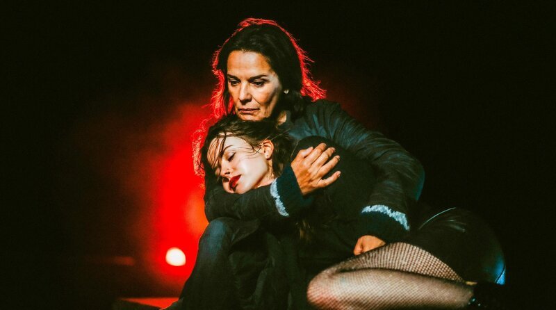 In letzter Sekunde: Cathrin Blake (Désirée Nosbusch, oben) rettet Moon (Serena Kennedy). – Bild: ORF/​Beta Film/​Degeto/​Good Friends Filmproduktions GmbH/​Xiomara Bender