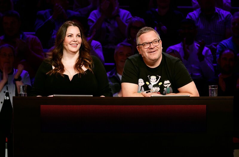 Rateteam-Kapitän Elton (r.) und die Kolumnistin und Fernsehmoderatorin Paula Lambert (l.) bilden ein Rateteam. – Bild: ARD/​Morris Mac Matzen