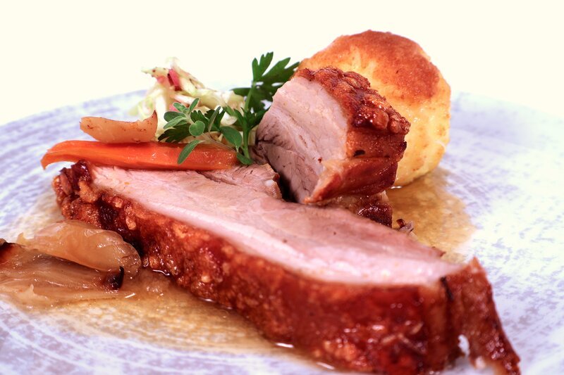 Knuspriger Schweinebauch mit Biersauce, Krautsalat und Knödeln. – Bild: Frank Johne /​ BR /​ BR/​Frank Johne