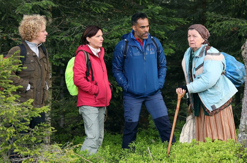 Zunächst ist Steffen (Patrick Dewayne, 3.v.li.) von der Idee, zusammen mit Lioba (Lisbeth Felder, re.) in den Wald zu gehen, nicht gerade begeistert. Bea (Christiane Brammer, li.) und Simone (Ulricke Arnold, 2.v.li.) sind mit dabei. – Bild: SWR/​Johannes Krieg