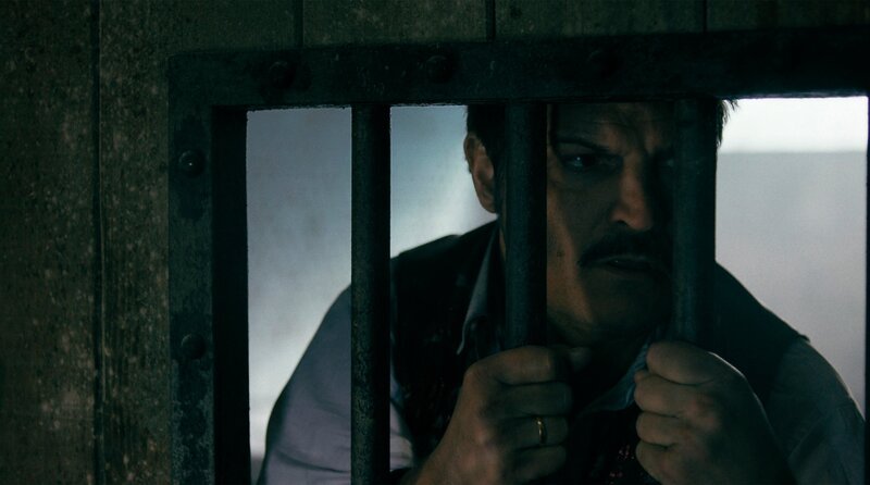 Ein Opfer seiner Wut: Curt Prank (Mišel Matičević) sitzt hinter Gittern, nachdem er den Bürgermeister angegriffen hat. – Bild: BR/​ARD Degeto Film GmbH/​MDR/​Zeitsprung Pictures GmbH/​Michael Kotschi