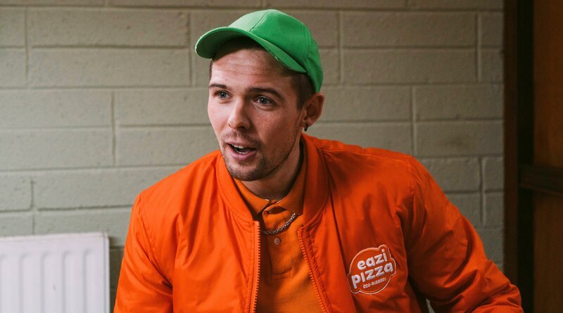 Fintan (Killian Filan) muss bei der Polizei aussagen. – Bild: ORF/​Beta Film/​Degeto/​Leanne Sullivan