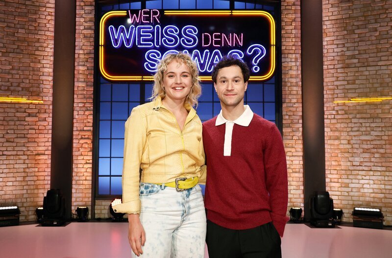 Treten bei „Wer weiß denn sowas?“ gegeneinander an: Die Schauspielerin Luise von Finckh (l.) und der Schauspieler Ludwig Trepte (r.). – Bild: ARD/​Morris Mac Matzen