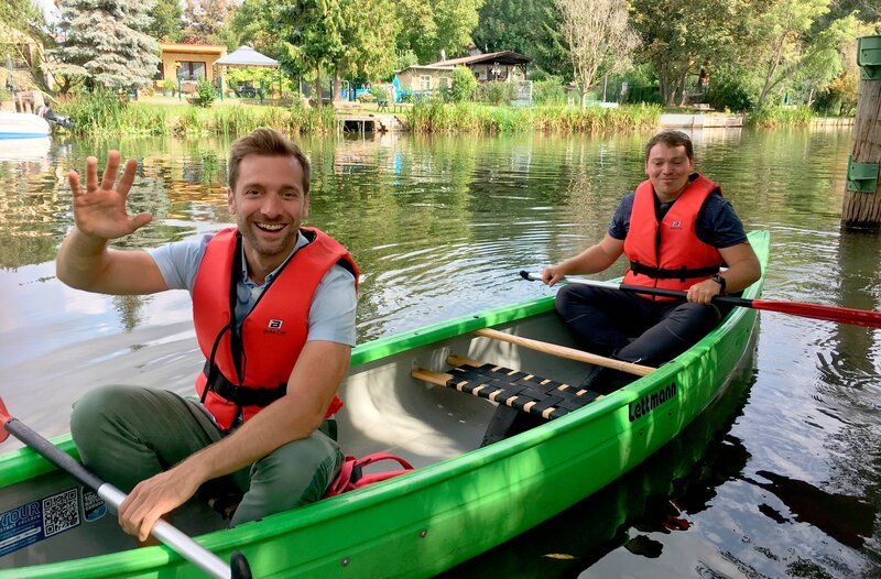 Daniel Aßmann (l) mit Chris Klingler, der im Tal der Saale zuhause ist und beim Paddeln die Schönheiten seiner Heimat zeigt. – Bild: WDR/​Dieter Schug