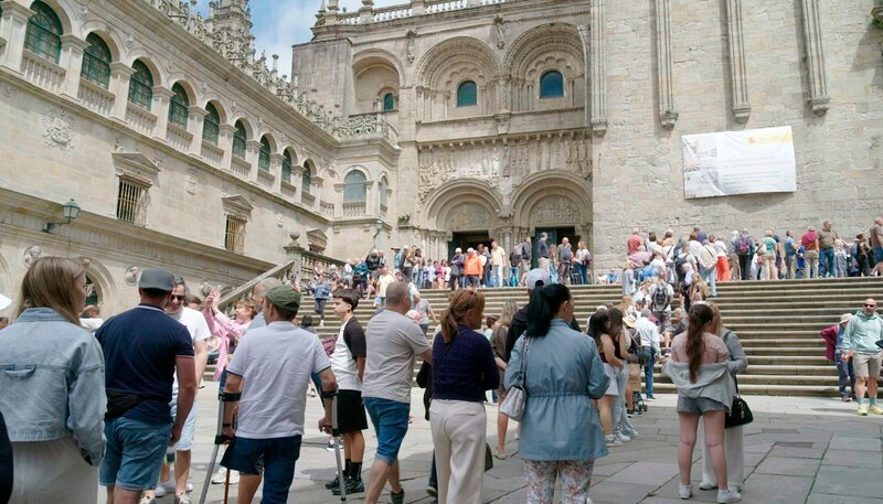 Schlange stehen vor dem Gottesdienst in der Kathedrale mit dem Schrein des heiligen Jakobus. – Bild: WDR/​Ulf Eberle
