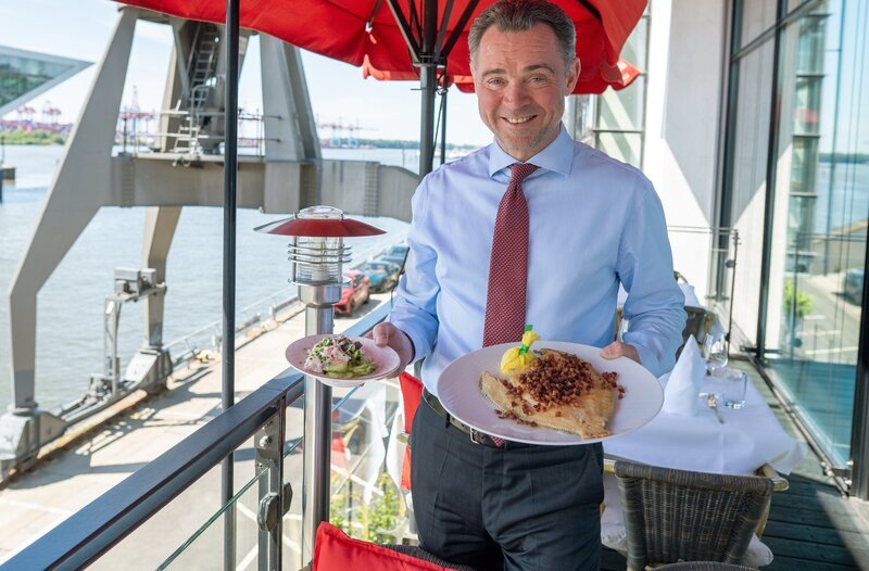 Tradition auf dem Teller. Die Scholle Finkenwerder im Fischereihafen Restaurant – Bild: NDR/​Jonny Müller-Goldenstedt